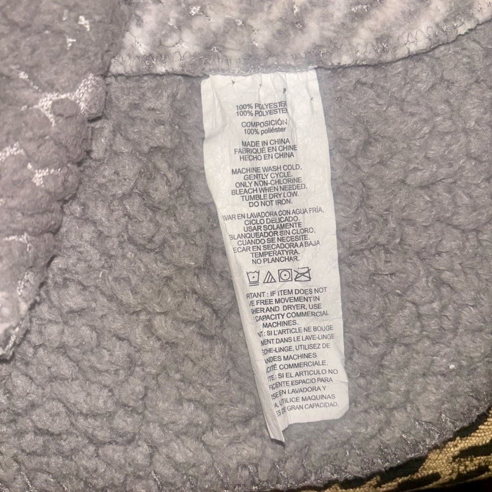 Pendleton Soft Gray and Cream Checkered Blanket - Picture 5 of 5